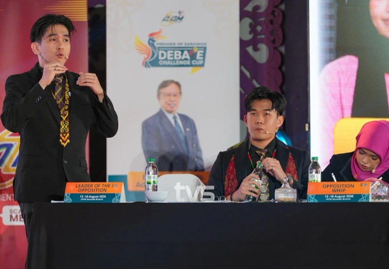 18-aug-2026-UiTM Sarawak julang Piala Cabaran Debat Premier Sarawak 2026_3.webp